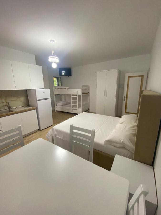 Borsh Apartments Extérieur photo